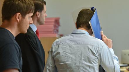 Anonymität erwünscht. Der Angeklagte verbirgt sein Gesicht. 
