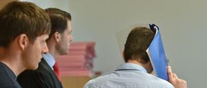 Anonymität erwünscht. Der Angeklagte verbirgt sein Gesicht. 