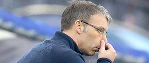An die eigene Nase fassen? Nö, muss Trainer Peter Knäbel nicht. Das sollten beim HSV lieber mal die Spieler machen.