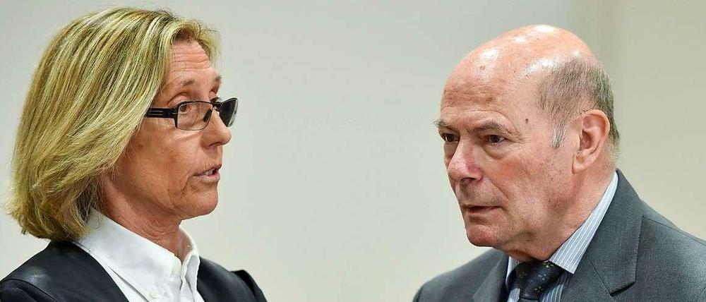 Wolfgang Fürniß am Mittwoch im Gespräch mit seiner Anwältin Andrea Combé.