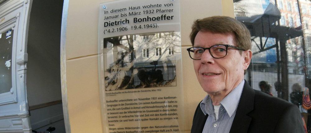 Gedenken. Der Theologe Christian Zimmermann enthüllt in der Oderberger Straße 61 in Berlin eine Tafel für den Theologen Dietrich Bonhoeffer.