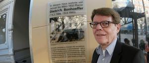 Gedenken. Der Theologe Christian Zimmermann enthüllt in der Oderberger Straße 61 in Berlin eine Tafel für den Theologen Dietrich Bonhoeffer.