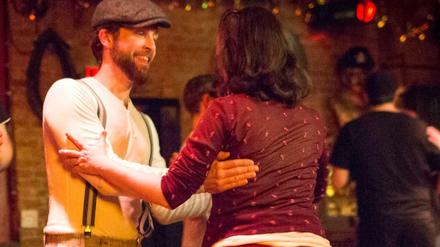 Balboa wird mal sehr eng, mal weniger eng getanzt: Der "pure ball" ist die eng geschlossene Tanzhaltung, im "ball swing" dagegen sind Figuren erlaubt, die etwas mehr Distanz erfordern, aber weniger raumgreifend sind als etwa im Lindy Hop. 