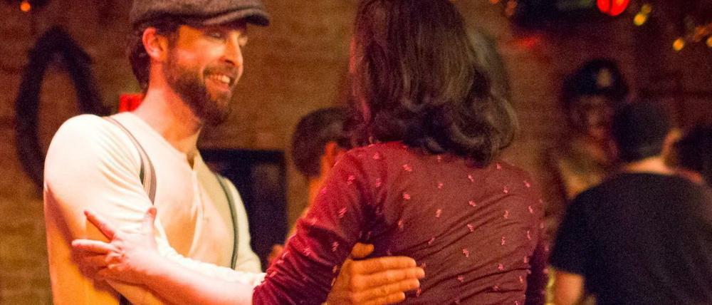 Balboa wird mal sehr eng, mal weniger eng getanzt: Der "pure ball" ist die eng geschlossene Tanzhaltung, im "ball swing" dagegen sind Figuren erlaubt, die etwas mehr Distanz erfordern, aber weniger raumgreifend sind als etwa im Lindy Hop. 