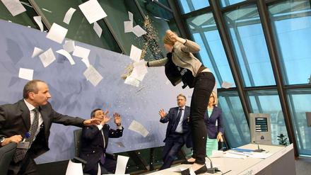 Konfetti-Attacke: Eine Demonstrantin bewirft Draghi mit Konfetti.