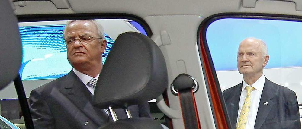 Wer ist hier der Boss? Piech (im Hintergrund) zieht bei VW noch immer die Fäden. Das bekommt Winterkorn nun zu spüren.