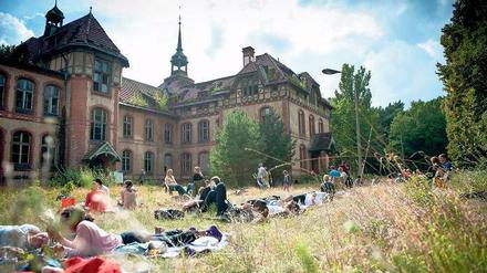 In den Ruinen der alten Frauenheilanstalt in Beelitz findet am 9. Mai ein Food-Festival mit internationaler Küche statt.