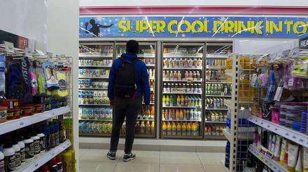 Künftig kein Bier mehr im Angebot: Ein Kunde schaut in einem Geschäft in Jakarta ins Kühlregal mit den Getränken.