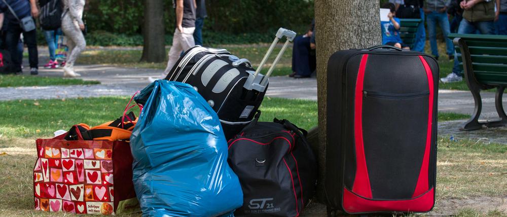 Koffer, Taschen und Säcke stehen in Berlin vor der Zentralen Aufnahmeeinrichtung für Asylbewerber.