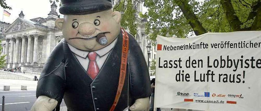 Der BUND und andere Initiativen protestierten für mehr Transparenz vor dem Berliner Reichstag.