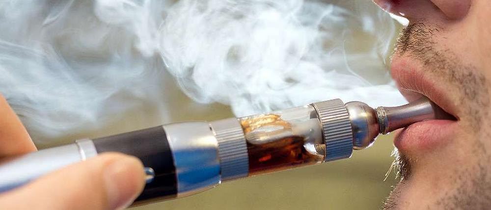 Bei jungen Leuten gefragt: die E-Zigarette.