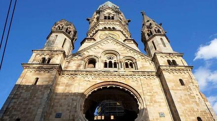 Instandgesetzt. Die Ruine des im Zweiten Weltkrieg stark beschädigten alten Kirchturms. Am Festtag spielten Musiker auf der Empore.
