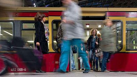 Fahrgäste der Berliner S-Bahn bei Zu- und Aussteigen aus einem Zug.