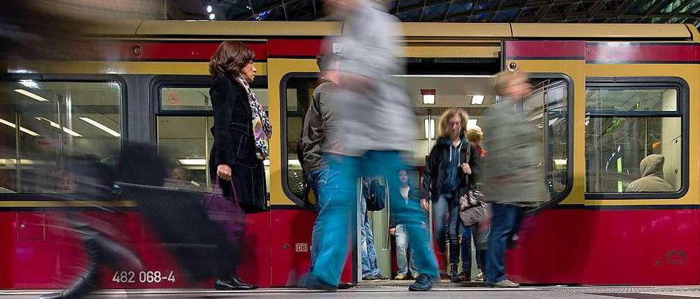 Fahrgäste der Berliner S-Bahn bei Zu- und Aussteigen aus einem Zug.