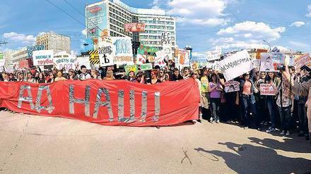 Absurdes Theater. Künstler Artem Loskutov organisiert in Novosibirsk „Monstrationen“, satirische Demonstrationen. Auf dem Banner steht „Die Hölle ist unser“.