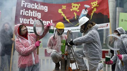 Umweltaktivisten demonstrieren vor dem Kanzleramt in Berlin gegen Fracking.