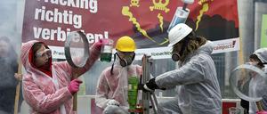 Umweltaktivisten demonstrieren vor dem Kanzleramt in Berlin gegen Fracking.