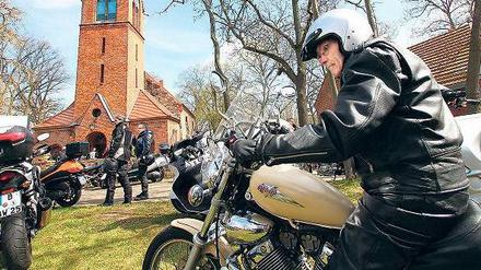 Bikeransturm auf die Dorfkirche Großziethen von Schönefeld. Drinnen auf den Bänken war bald kein Platz mehr, die Predigt teilten sich mehrere Redner. 