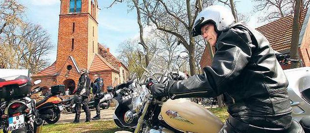Bikeransturm auf die Dorfkirche Großziethen von Schönefeld. Drinnen auf den Bänken war bald kein Platz mehr, die Predigt teilten sich mehrere Redner. 