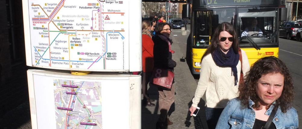 Ersatzverkehr zwischen den U-Bahnhöfen Gleisdreieck und Potsdamer Platz. 