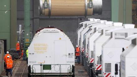 Ein Castorbehälter wird auf diesem Archivfoto vom November 2010 in Dannenberg (Niedersachsen) verladen. 