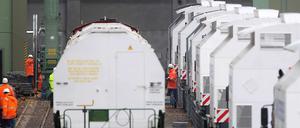 Ein Castorbehälter wird auf diesem Archivfoto vom November 2010 in Dannenberg (Niedersachsen) verladen. 