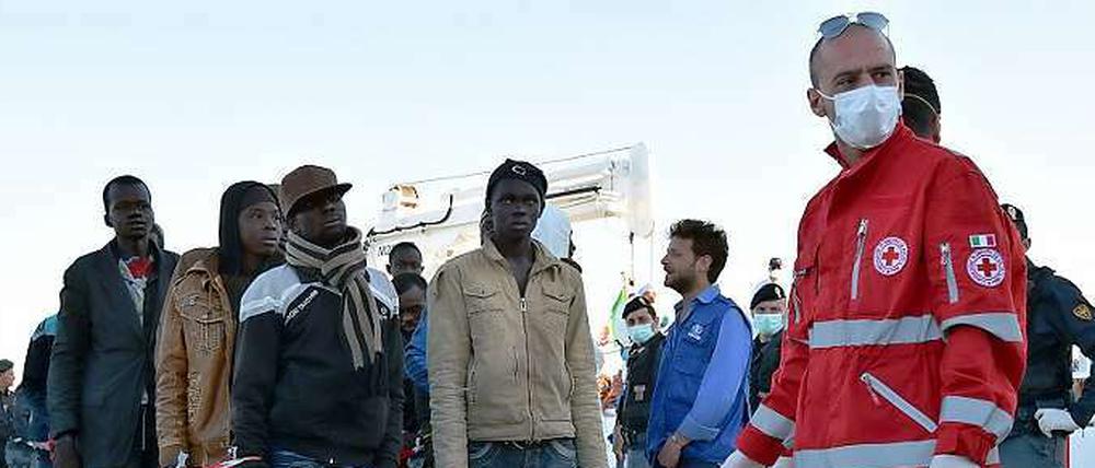 Viele Flüchtlinge schaffen es nicht bis in ein italienisches Notaufnahmelager. Am Sonntag sind wohl erneut 400 Menschen im Mittelmeer ertrunken. 