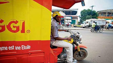 Von weit her zu sehen: Knallgelb-rote Autos und Motorräder beliefern die Läden mit den Brühwürfeln, deren Erkennungszeichen in Afrika ein Stern ist.