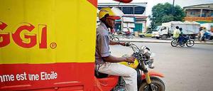 Von weit her zu sehen: Knallgelb-rote Autos und Motorräder beliefern die Läden mit den Brühwürfeln, deren Erkennungszeichen in Afrika ein Stern ist.