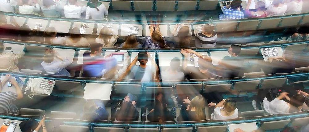 Studierende sitzen im Hörsaal.