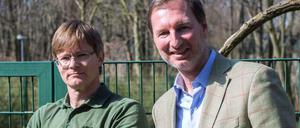 Ein Pfleger und Zoo- und Tierparkdirektor Andreas Knieriem mit dem Giraffengazellenbaby Tayo.