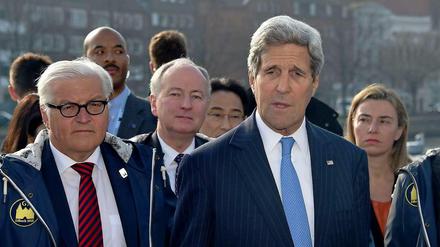 Treffen der G7-Außenminister in Lübeck: US-Außenminister John Kerry (2.v.r), hinter ihm Bundesaußenminister Frank-Walter Steinmeier (SPD), Kanadas Außenminister Rob Nicholson, Japans Außenminister Fumio Kishida und EU-Außenbeauftragte Federica Mogherini.