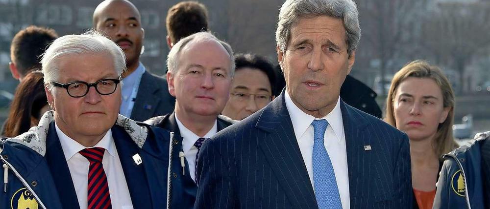 Treffen der G7-Außenminister in Lübeck: US-Außenminister John Kerry (2.v.r), hinter ihm Bundesaußenminister Frank-Walter Steinmeier (SPD), Kanadas Außenminister Rob Nicholson, Japans Außenminister Fumio Kishida und EU-Außenbeauftragte Federica Mogherini. 