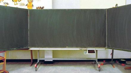 Leere Tafel in einem Klassenzimmer.