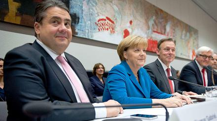 Ihre Jungs - oder zu Gast bei Freunden: Angela Merkel besucht die SPD-Fraktion.