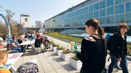 Freiluftsaison hinter der Ladenpassage. Auf der Terrasse am Zoo servieren die hauseigenen Cafés zweier Läden.