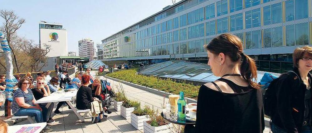 Freiluftsaison hinter der Ladenpassage. Auf der Terrasse am Zoo servieren die hauseigenen Cafés zweier Läden.