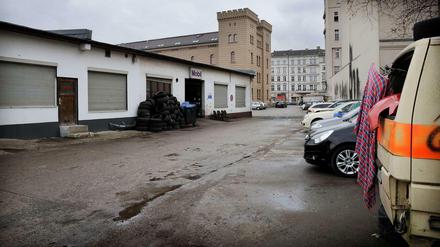 Auf dem Dragonerareal hinterm Kreuzberger Finanzamt arbeiten viele Kfz-Schlosser. Die meisten Gebäude sind in schlechtem Zustand.