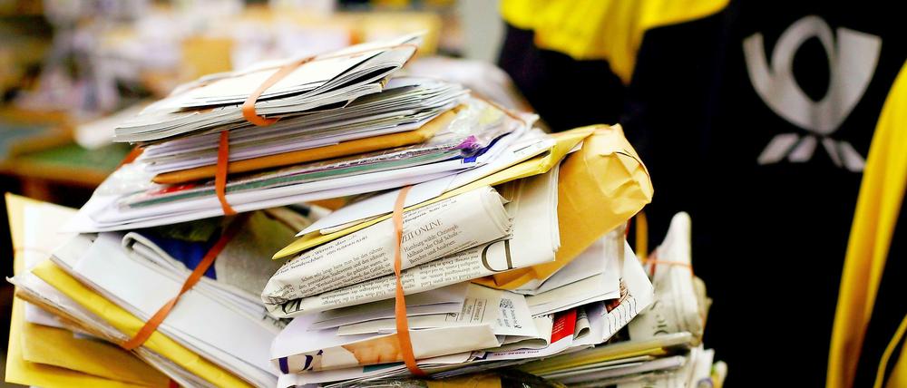 Seit Wochen bleiben bei der Post Sendungen liegen. Jetzt kündigte Verdi ganz aktuell Streiks in zwei Paketzentren an.