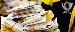 Seit Wochen bleiben bei der Post Sendungen liegen. Jetzt kündigte Verdi ganz aktuell Streiks in zwei Paketzentren an.