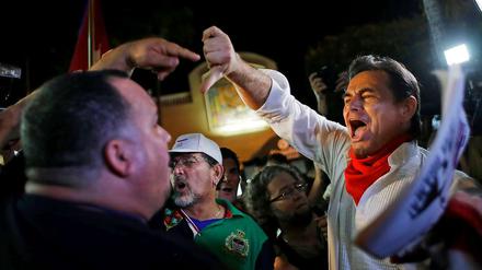 Nicht alle sind begeistert von der Annäherung zwischen den USA und Cuba: Hier liefern sich in Miami Anhänger und Gegner unter den Exil-Kubanern heftige Wortgefechte über Obamas kubafreundlichen Kurs. 