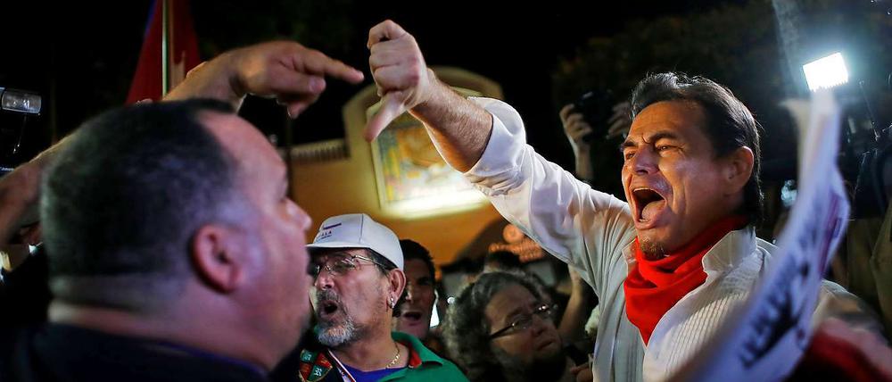 Nicht alle sind begeistert von der Annäherung zwischen den USA und Cuba: Hier liefern sich in Miami Anhänger und Gegner unter den Exil-Kubanern heftige Wortgefechte über Obamas kubafreundlichen Kurs.