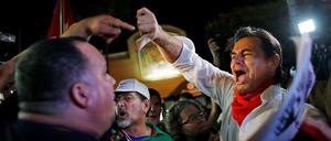 Nicht alle sind begeistert von der Annäherung zwischen den USA und Cuba: Hier liefern sich in Miami Anhänger und Gegner unter den Exil-Kubanern heftige Wortgefechte über Obamas kubafreundlichen Kurs. 
