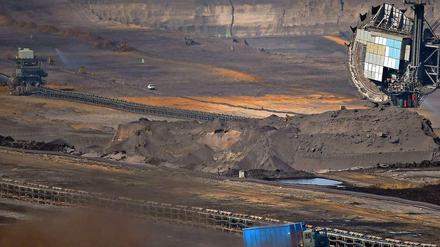 Ob sich der Braunkohletagebau in Garzweiler (im Bild) oder im Lausitzer Tagebaurevier noch lohnen, ist die Hauptstreitfrage zwischen den Gutachtern des Wirtschaftsministeriums und denen von Gewerkschaft und Industrie. 