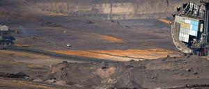 Ob sich der Braunkohletagebau in Garzweiler (im Bild) oder im Lausitzer Tagebaurevier noch lohnen, ist die Hauptstreitfrage zwischen den Gutachtern des Wirtschaftsministeriums und denen von Gewerkschaft und Industrie. 