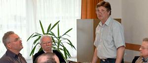 Thomas Körner (stehend) ist Nachfolger von Markus Nierth (links) im Amt des Bürgermeisters von Tröglitz.