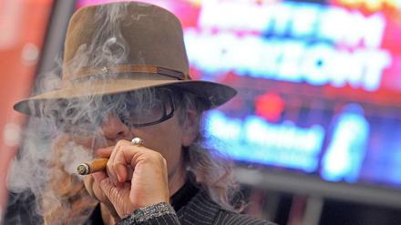 Ein Raucher wie der Sänger Udo Lindenberg verursacht Kosten in Höhe von durchschnittlich 90 483 Euro, eine Raucherin sogar 529 481 Euro.