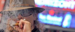 Ein Raucher wie der Sänger Udo Lindenberg verursacht Kosten in Höhe von durchschnittlich 90 483 Euro, eine Raucherin sogar 529 481 Euro.