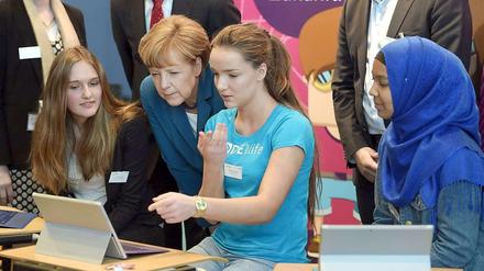 Und was kann man werden, mit einem Physik-Studium? Kanzlerin zum Beispiel. Angela Merkel mit Girls' Day-Teilnehmerinnen im Kanzleramt.
