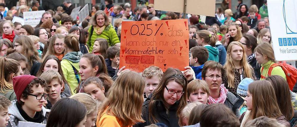 Schüler aus Schulen in freier Trägerschaft protestieren auf dem Marktplatz im thüringischen Jena gegen die Ungleichbehandlung gegenüber staatlichen Schulen. Dabei geht es insbesondere um die Einhaltung der Zusagen im Koalitionsvertrag der Thüringer Landesregierung.